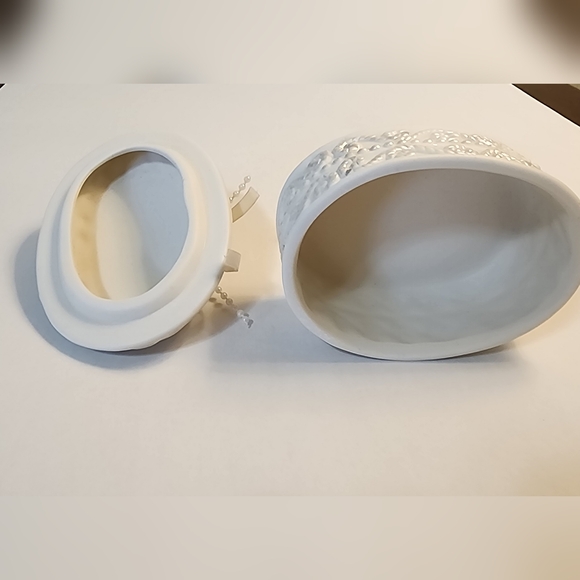 Porcelain Decorated Trinket Jewelry Box  3" Tall  4" Wide. - Picture 9 of 12